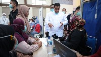 Bupati Tangerang Moch. Maesyal Rasyid meninjau langsung pelayanan Cek Kesehatan Gratis (CKG) yang berlangsung di Kabupaten Tangerang. Pemeriksaan kesehatan tersebut turut mencakup upaya deteksi dini penyakit TBC.
