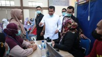Bupati Tangerang Moch. Maesyal Rasyid bersama masyarakat saat meninjau kegiatan pelayanan kesehatan. Program CKG menjadi bagian dari upaya pemerintah memperkuat deteksi dini penyakit dan meningkatkan derajat kesehatan masyarakat.