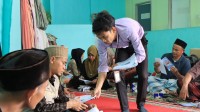 Petugas BPR Kerta Raharja Gemilang melayani dan memberikan informasi pembiayaan kepada masyarakat dalam sosialisasi Kredit Mikro Raharja di Cilongok, Pasar Kemis.