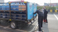 Petugas Dinas Lingkungan Hidup (DLH) Tangsel memasang alat ukur emisi gas buang pada knalpot kendaraan yang melintas. Pengujian berkala ini menyasar 500 kendaraan per hari guna menekan emisi gas rumah kaca di Tangerang Selatan.