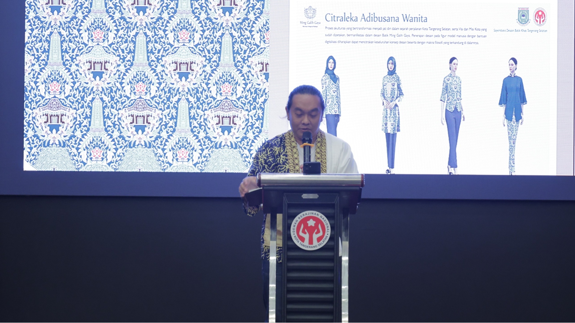 Desainer asal Bandung, Gilang Muhammad Iqbal, mempresentasikan karya “Ming Galih Gaya” dalam Sayembara Desain Batik Khas Tangerang Selatan 2026. Karyanya mengangkat akulturasi budaya Betawi, Sunda, dan Tionghoa.