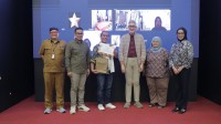 Gilang Muhammad Iqbal bersama jajaran panitia dan tamu undangan menunjukkan penghargaan sebagai juara pertama Sayembara Desain Batik Khas Tangerang Selatan 2026.