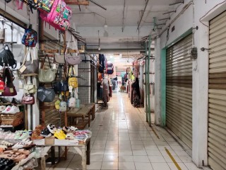 Kondisi Pasar Gudang Tigaraksa sepi pengunjung. (khi)