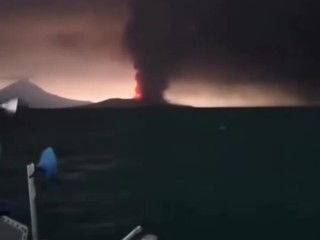 Erupsi Gunung Anak Krakatau terpantau menyemburkan lava fountain dan abu vulkanik.
