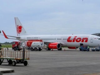 Lion Group membatalkan sejumlah jadwal penerbangan dari dan menuju Jakarta akibat erupsi Gunung Anak Krakatau.