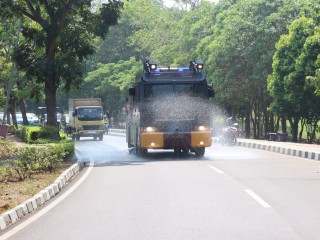 Bersihkan Abu Vulkanik Anak Krakatau, Polresta Tangerang Kerahkan Water Cannon