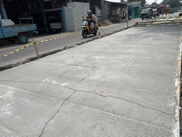 Tak Sesuai Standar, DBMSDA Kabupaten Tangerang Bongkar Beton Jalan Balaraja-Ceplak