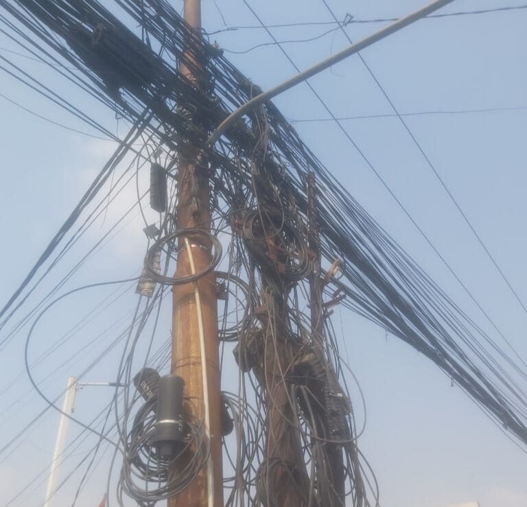 Kondisi jaringan kabel internet semraut di Jalan Raya Otonom Pasar Kemis, Kabupaten Tangerang. (fer)