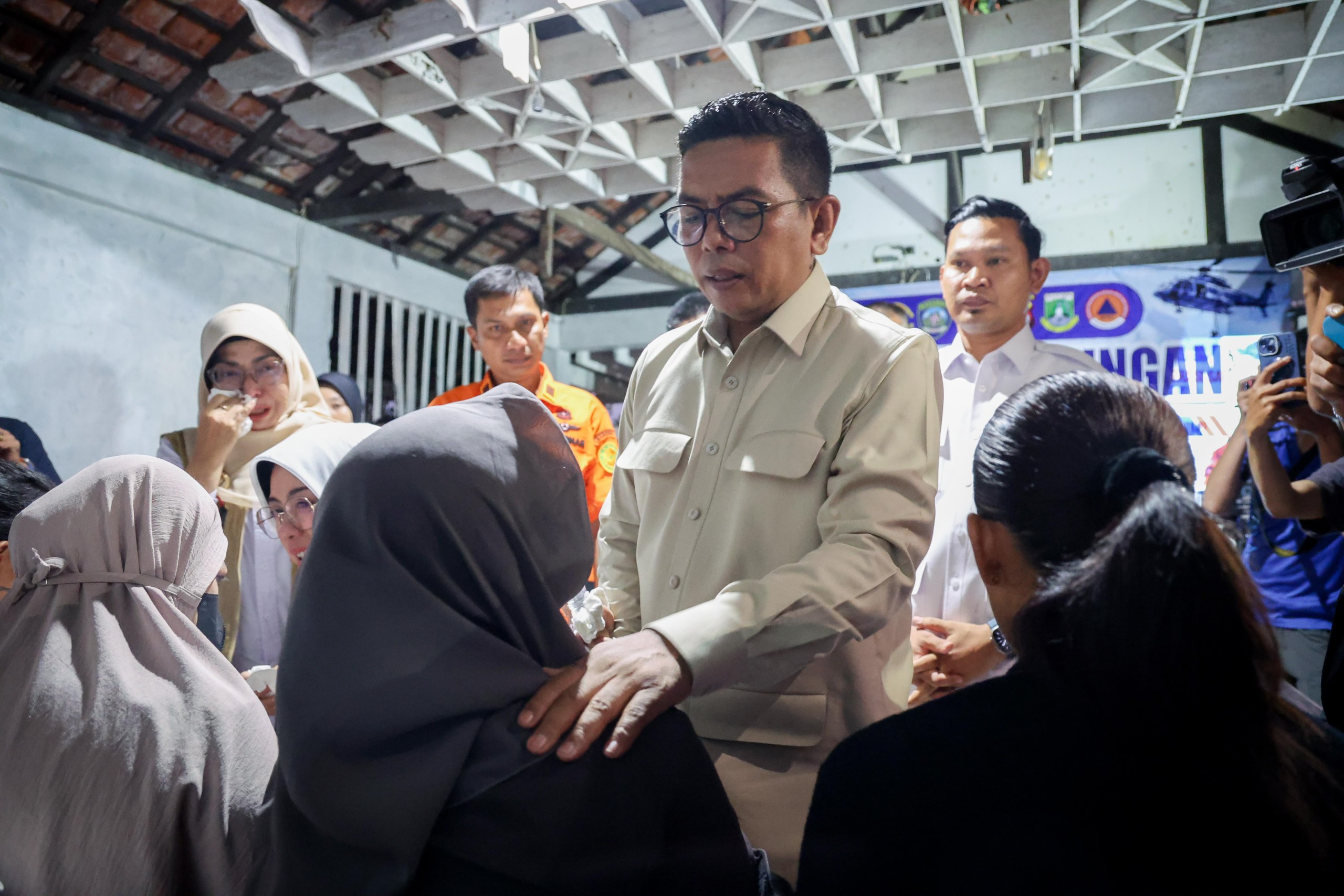 Gubernur Banten Andra Soni saat memberikan dukungan moril kepada keluarga korban kapal Kapal Arupadhatu I usai upaya pencarian resmi dihentikan. (fer)