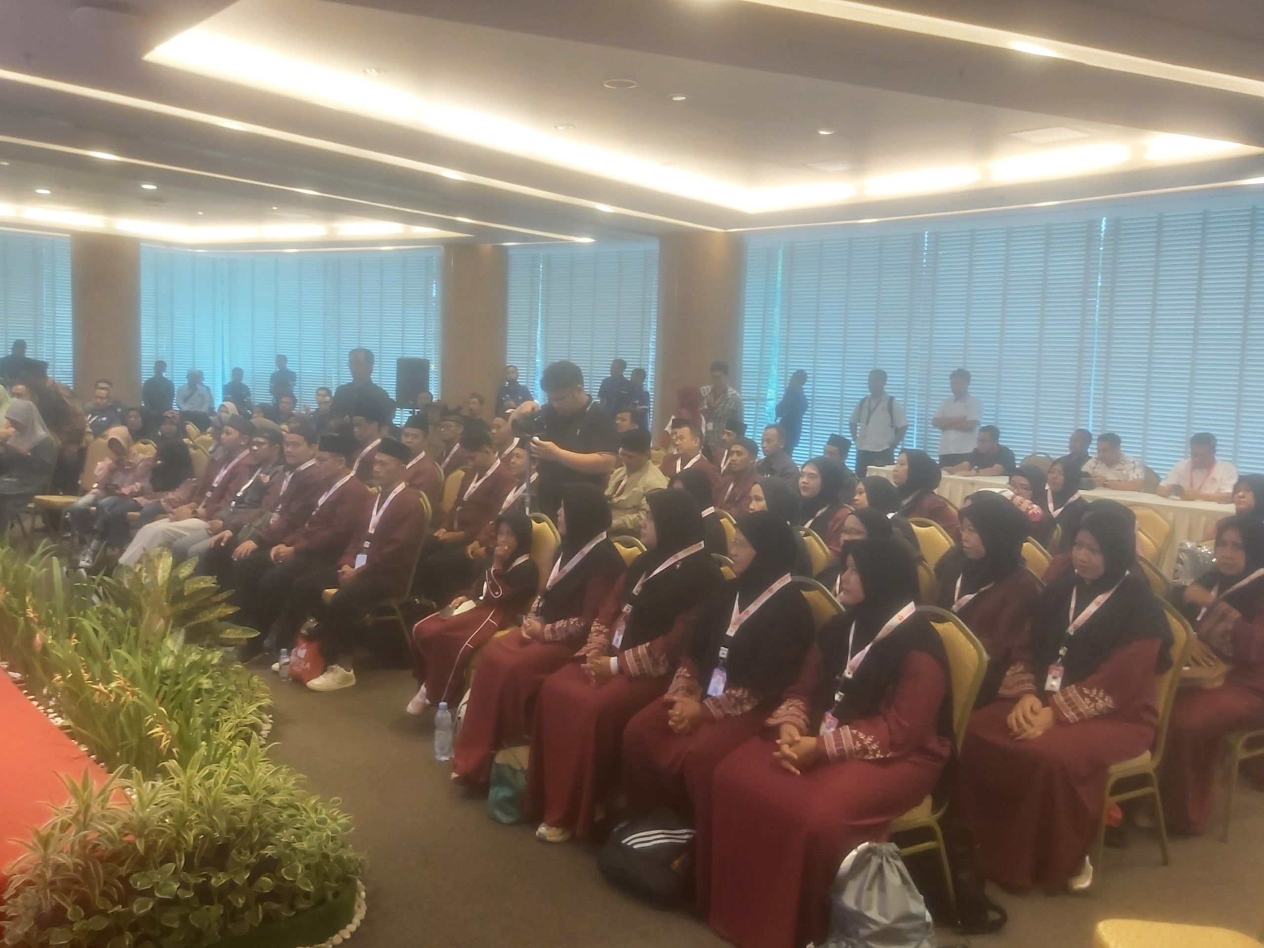 Acara pelepasan keberangkatan 44 karyawan PT Mayora Group ke Tanah Suci, Kamis (24/9/2026).
