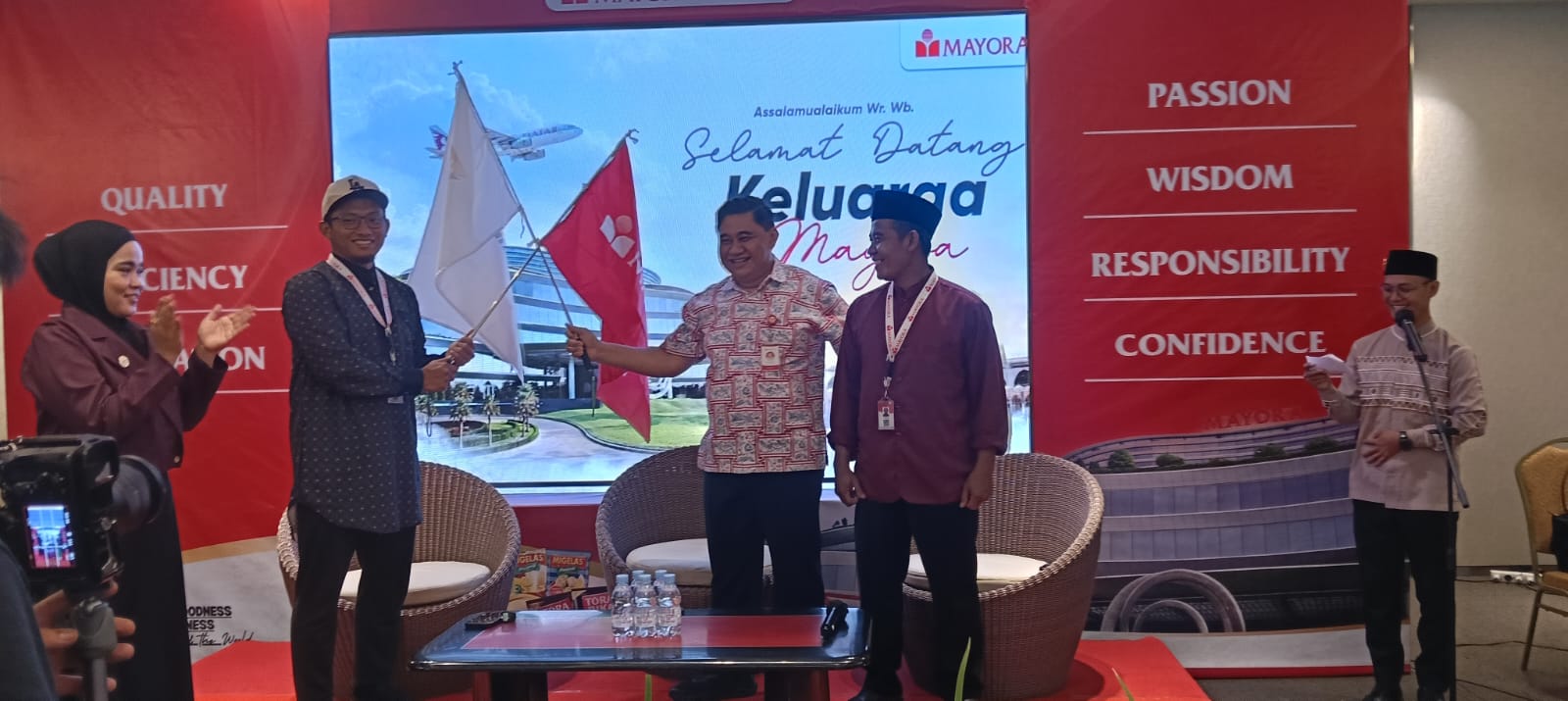 Pelepasan pelaksanaan ibadah umroh 44 karyawan PT Mayora Group secara simbolik oleh GM IRGA Corporate Mayora HQ, Rudy Kurniawan (ketiga dari kiri), di aula gedung Mayora Group Headquarters, Jakarta Barat, Kamis (24/9/2026).
