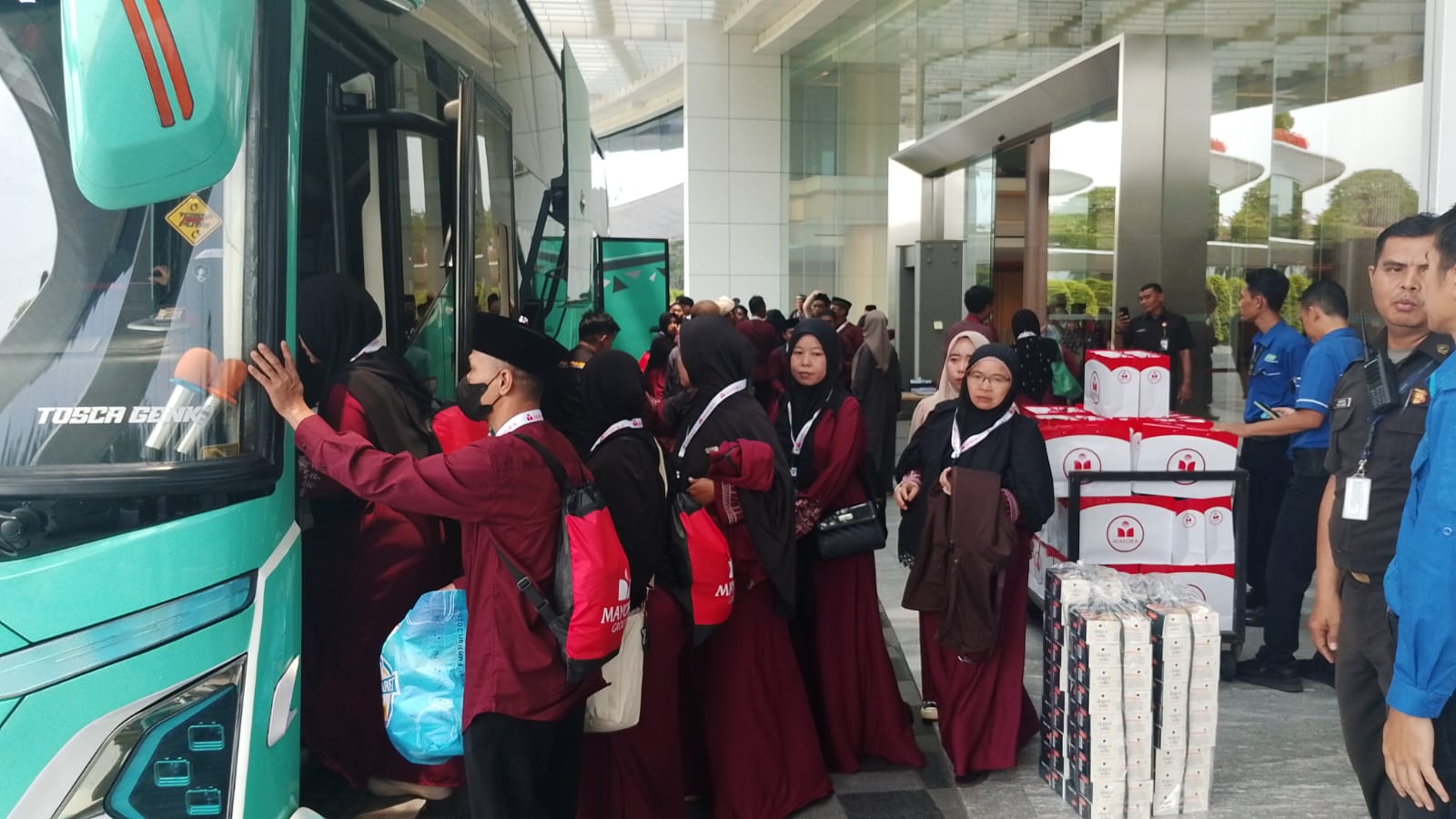 Rangkaian keberangkatan 44 karyawan Mayora Group ke Tanah Suci.