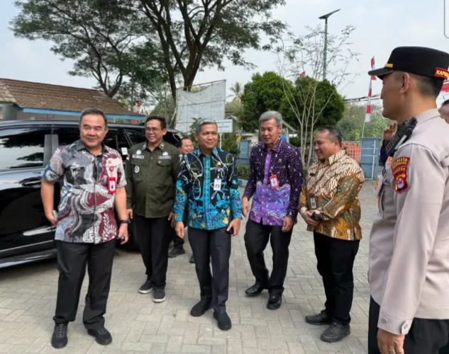 Sekda Kabupaten Tangerang, Soma Atmaja (kiri), saat menyambangi kantor desa Sodong, Kamis (24/9/2026).