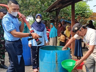 Jumat Berkah Lanud Saleh Basarah, Salurkan Bantuan 10.000 Liter Air dan Ratusan Paket Sembako