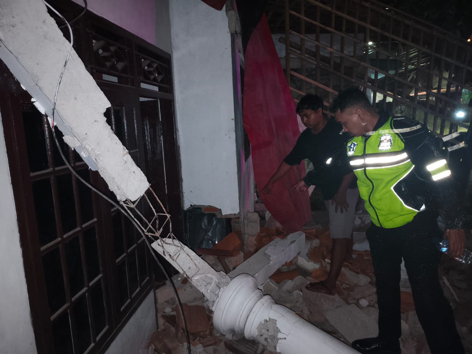 Kondisi rumah warga di Jalan Raya Ir. Sutami, Kampung Warung, Desa Pagedangan Ilir, Kecamatan Kronjo, Kabupaten Tangerang, yang hancur di bagian depan usai ditabrak alat berat forklip. (fer)