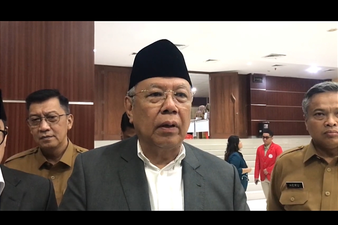 Wali Kota Tangerang Selatan, Benyamin Davnie, saat memberikan keterangan kepada wartawan. (fer)