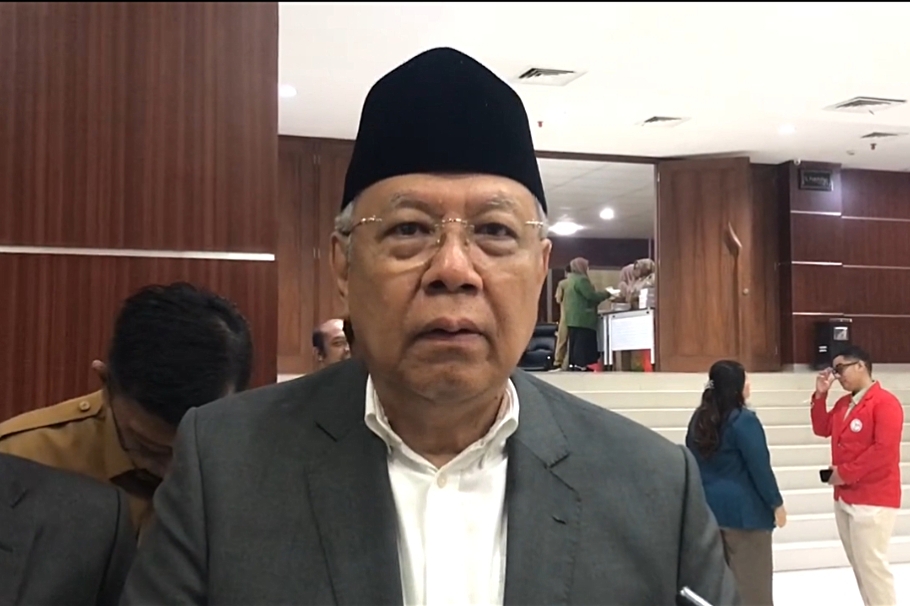 Wali Kota Tangerang Selatan, Benyamin Davnie, saat diwawancara wartawan di gedung DPRD Tangsel. (dok)
