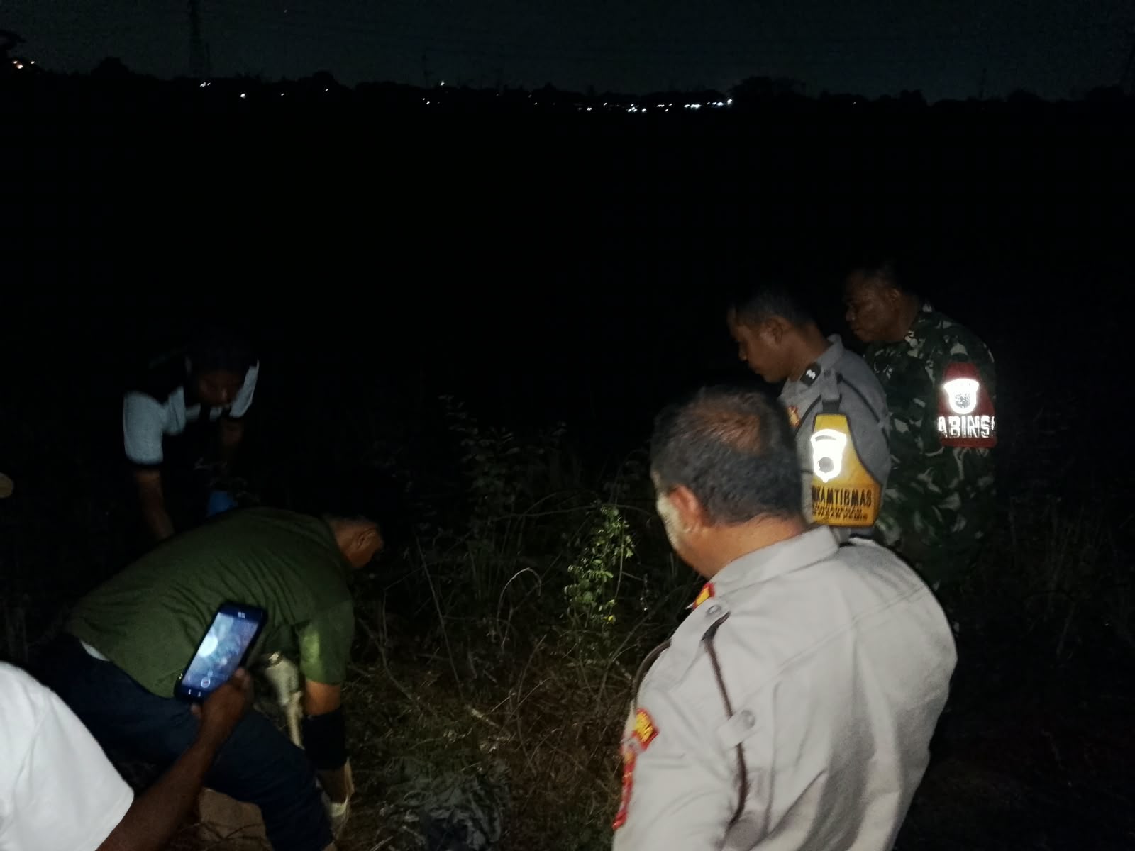 Aparat Kepolisian Polsek Pasar Kemis saat mengecek lokasi penemuan kerangka manusia di sebuah lahan kosong di Kampung Sondol RT 02/06, Kelurahan Kuta Bumi, Kecamatan Pasar Kemis, Kabupaten Tangerang. (fer)