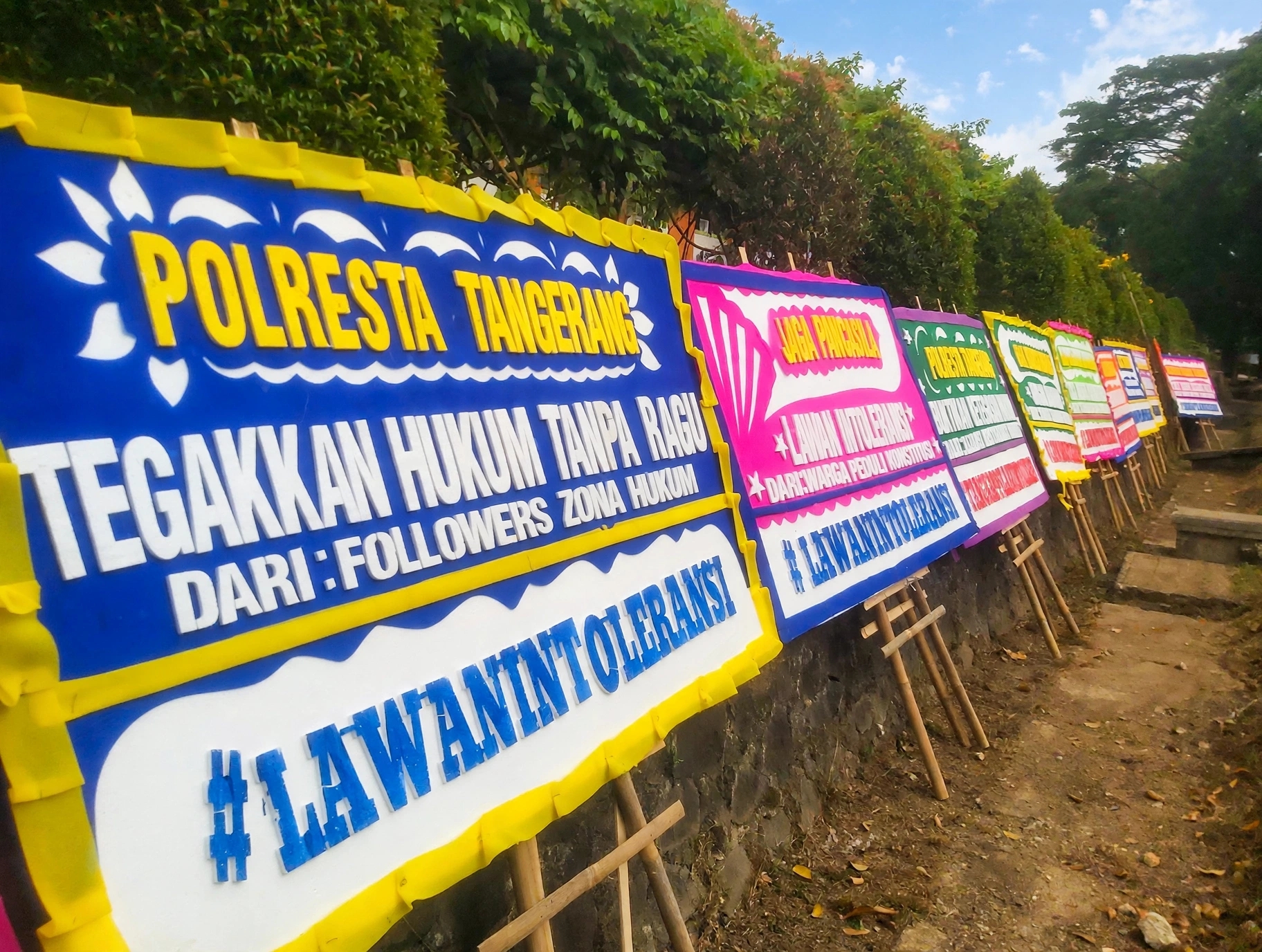 Karangan bunga sebagai bentuk dukungan penanganan perkara aksi intoleransi berderet di depan gedung Polresta Tangerang. (fer)