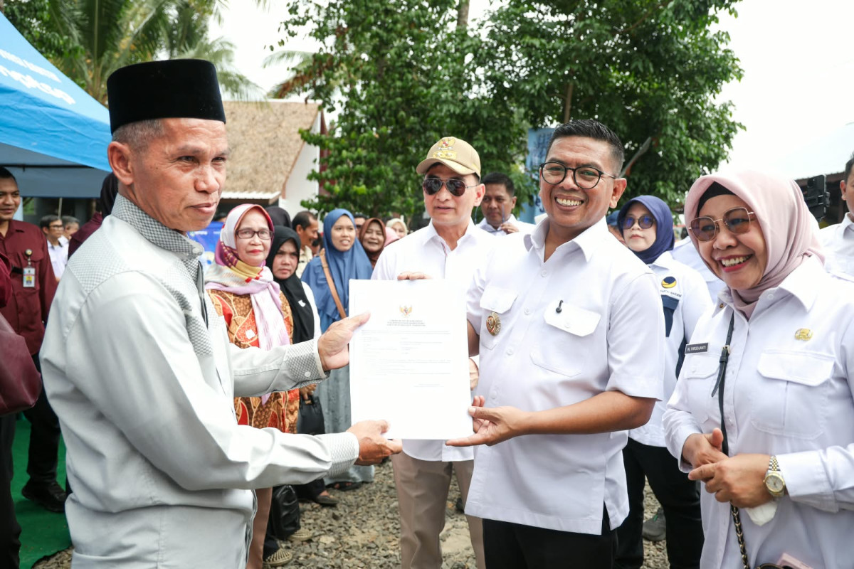 Gubernur Banten Andra Soni menyerahkan bantuan kepada warga saat kegiatan pelayanan publik di Lapangan Dapur Leoz, Desa Tegal, Kecamatan Cikedal, Kabupaten Pandeglang, Rabu (2/9/2026). Sumber Gambar : Biro Adpimpro Banten