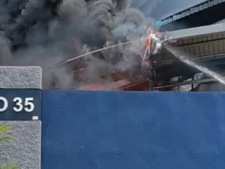 20 Gudang di Kosambi Tangerang Terbakar, BPBD Terjunkan 4 Mobil Damkar Demi Padamkan Si Jago Merah