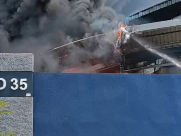 20 Gudang di Kosambi Tangerang Terbakar, BPBD Terjunkan 4 Mobil Damkar Demi Padamkan Si Jago Merah