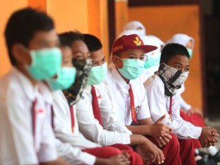 Siswa di Kabupaten Tangerang diwajibkan untuk memakai masker dampak hujan abu vulkanik dari erupsi gunung anak krakatau. (Istimewa)