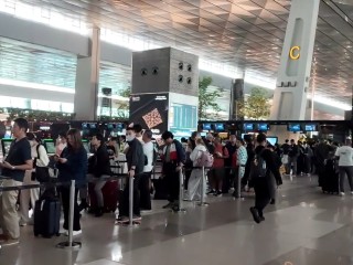 Suasana di Bandara Soetta usai ditutup sementara dampak erupsi Gunung Anak Krakatau. (le)