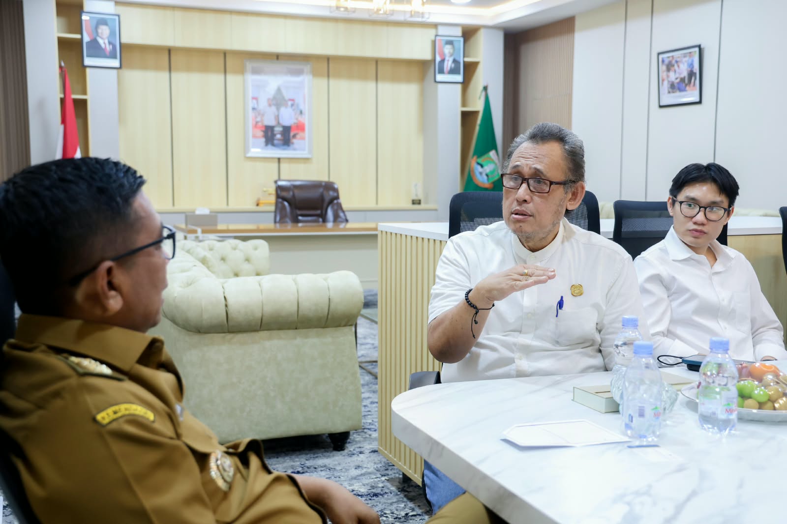 Ketua DPD REI Banten Roni Hardiriyanto Adali berdiskusi dengan Gubernur Banten Andra Soni di Kantor Gubernur Banten, Jalupang, Serpong Utara, Kota Tangerang Selatan, Senin (19/10/2026). Dalam pertemuan ini, Pemprov Banten mendorong partisipasi REI untuk memperluas jangkauan bantuan bedah rumah layak huni hingga ke wilayah Lebak dan Pandeglang.