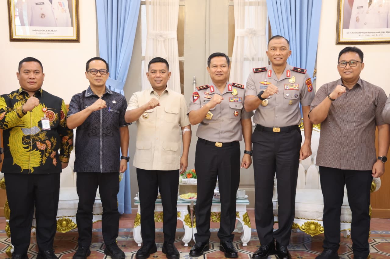 Gubernur Banten Andra Soni bersama Kapolda Banten Irjen Pol. Hendra Kurniawan dan jajaran berfoto bersama usai pertemuan di Gedung Negara Provinsi Banten, Kota Serang, Kamis (15/10/2026). Pertemuan tersebut membahas penguatan koordinasi untuk mendukung pembangunan, keamanan, dan pelayanan kepada masyarakat.