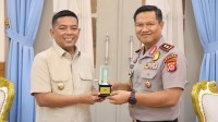 Gubernur Banten Andra Soni menerima cendera mata dari Kapolda Banten Irjen Pol. Hendra Kurniawan dalam pertemuan di Gedung Negara Provinsi Banten, Kota Serang, Kamis (15/10/2026), sebagai bagian dari upaya memperkuat komunikasi dan sinergi dalam mendukung pembangunan serta pelayanan masyarakat.