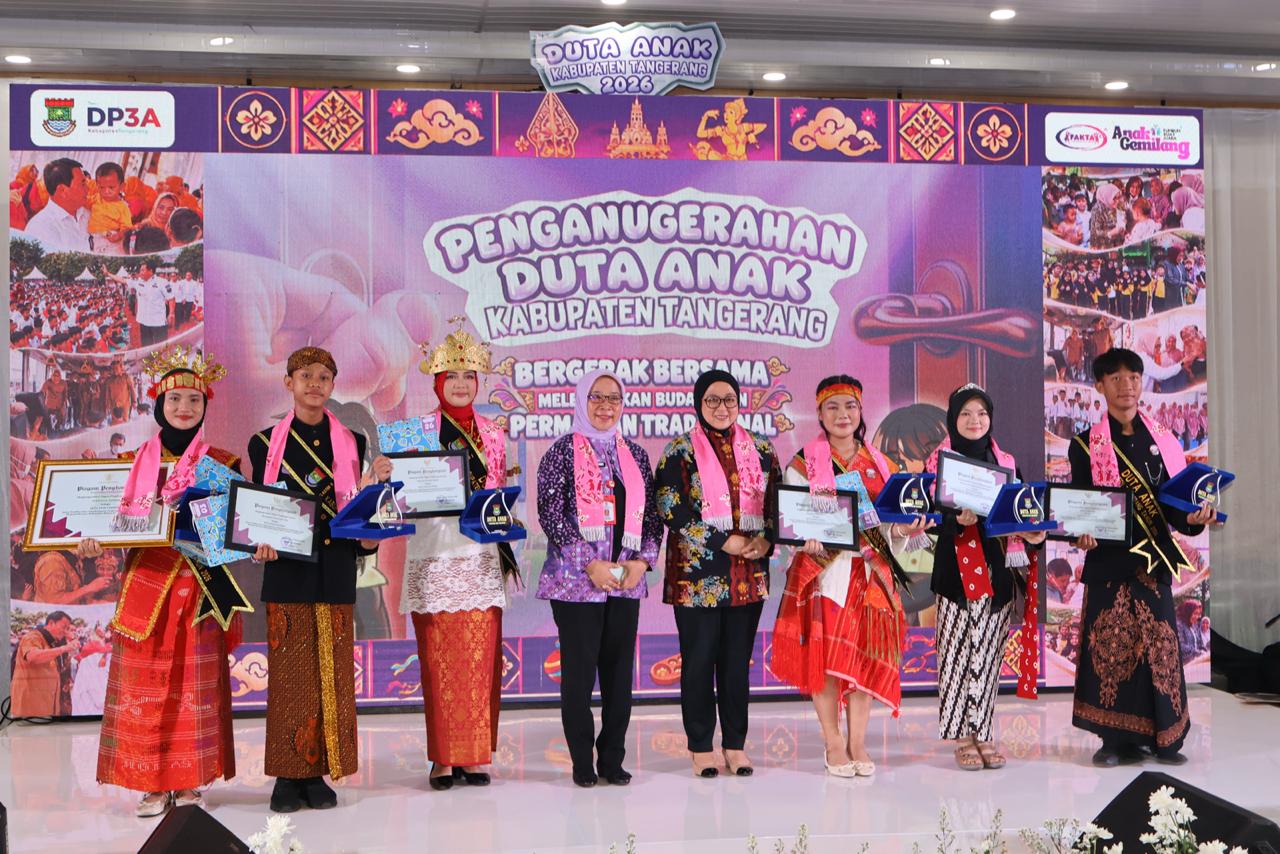Wakil Bupati Tangerang Intan Nurul Hikmah bersama jajaran dan para Duta Anak Kabupaten Tangerang 2026 dalam acara penganugerahan di Aula Gemilang DPPPA Kabupaten Tangerang, Kamis (15/10/2026). Kegiatan ini menjadi upaya mendorong partisipasi anak dalam pembangunan serta pemenuhan hak dan perlindungan anak.
