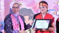 Duta Anak Kabupaten Tangerang 2026, Sofiyatun Zanah (kanan), menerima piagam penganugerahan dari Kepala DPPPA Kabupaten Tangerang Ratih Rahmawati pada pengukuhan Duta Anak di Aula Gemilang DPPPA, Kamis (15/10/2026)