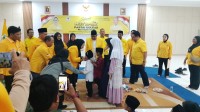 Ketua DPD Partai Golkar Kabupaten Tangerang, Intan Nurul Hikmah, menyerahkan santunan kepada anak yatim dalam rangkaian peringatan HUT ke-62 Partai Golkar di Kantor DPD Golkar Kabupaten Tangerang, Selasa (20/10/2026).