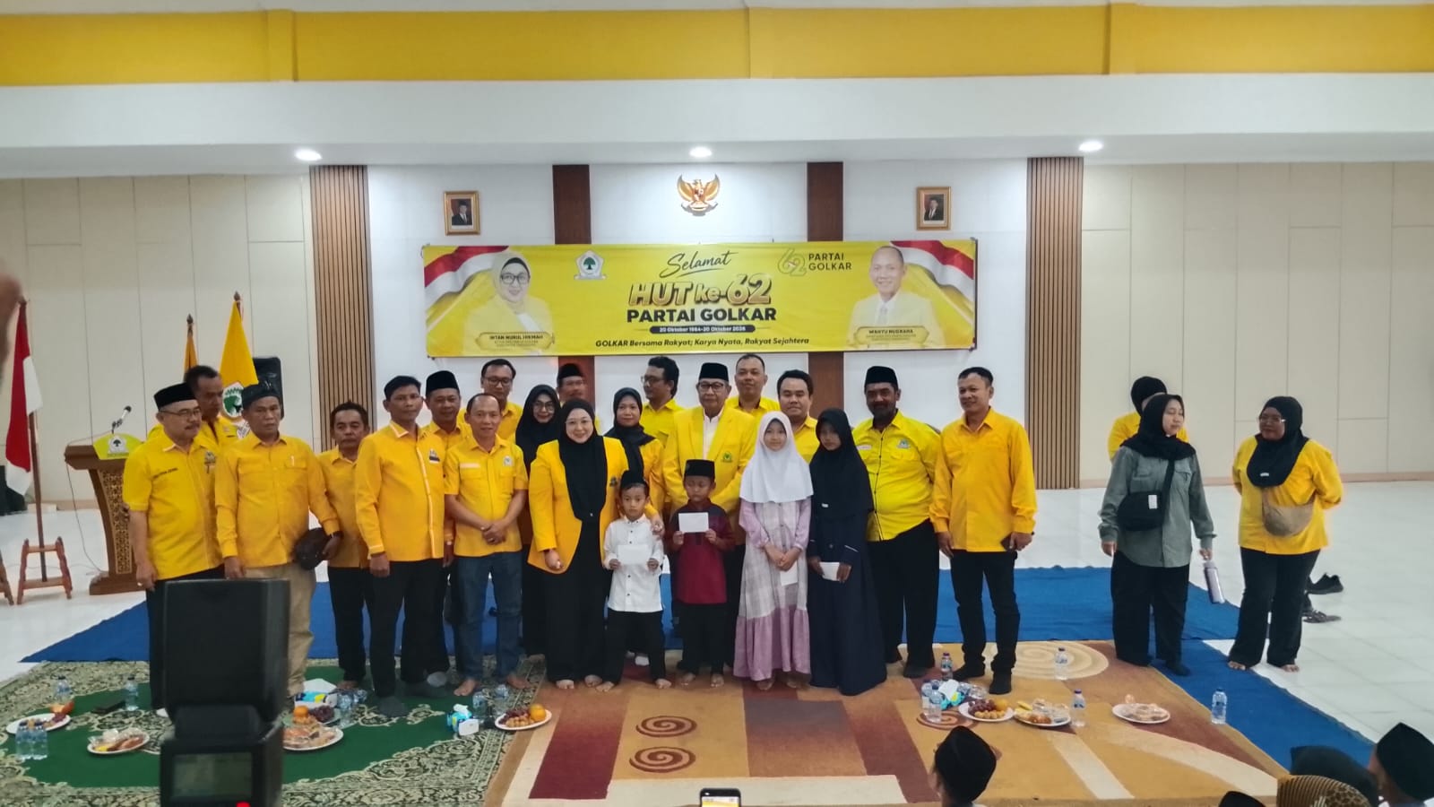 Ketua DPD Partai Golkar Kabupaten Tangerang, Intan Nurul Hikmah, bersama jajaran pengurus dan anak yatim dalam kegiatan doa bersama, tasyakuran, dan santunan memperingati HUT ke-62 Partai Golkar di Kantor DPD Golkar Kabupaten Tangerang, Selasa (20/10/2026).