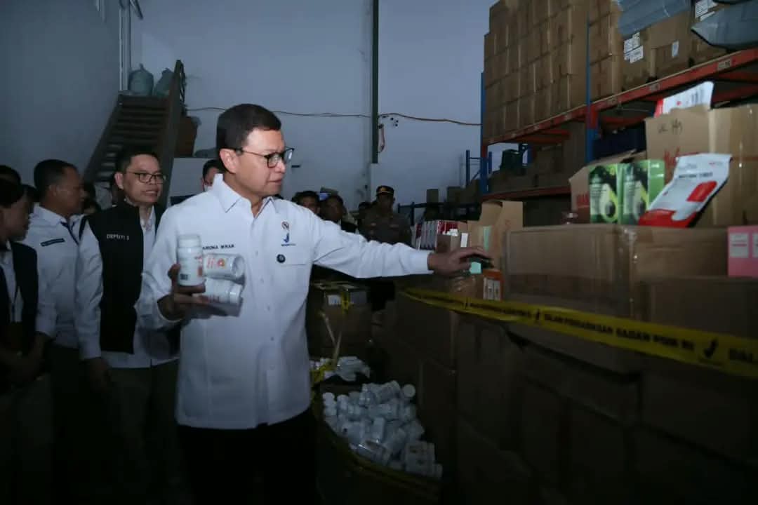 Kepala BPOM Taruna Ikrar saat memimpin langsung penggerebekan sebuah gudang kosmetik ilegal di Kompleks Pergudangan Laksana Business Park, Pakuhaji, Kabupaten Tangerang. (fer)