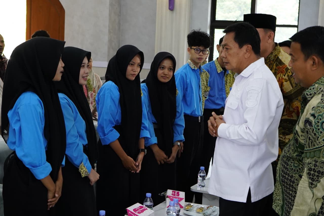 Bupati Tangerang Moch. Maesyal Rasyid saat menemui tujuh calon mahasiswa berprestasi asal Kabupaten Tangerang untuk melanjutkan pendidikan tinggi ke Tiongkok. (fer)