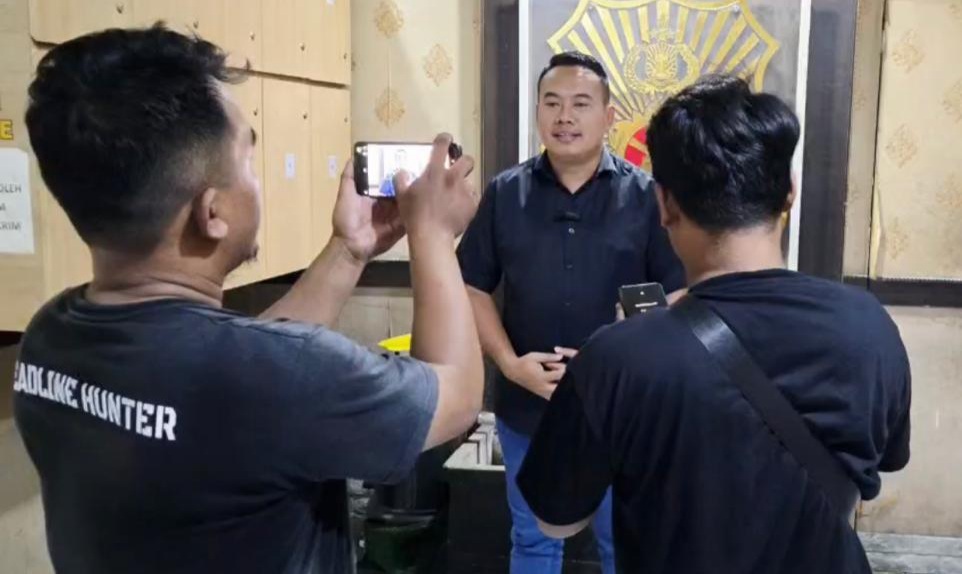 Kanit Reskrim Polsek Pasar Kemis, Ipda Ahmad Dasuki, saat memberikan keterangan pers kepada wartawan. (fer)