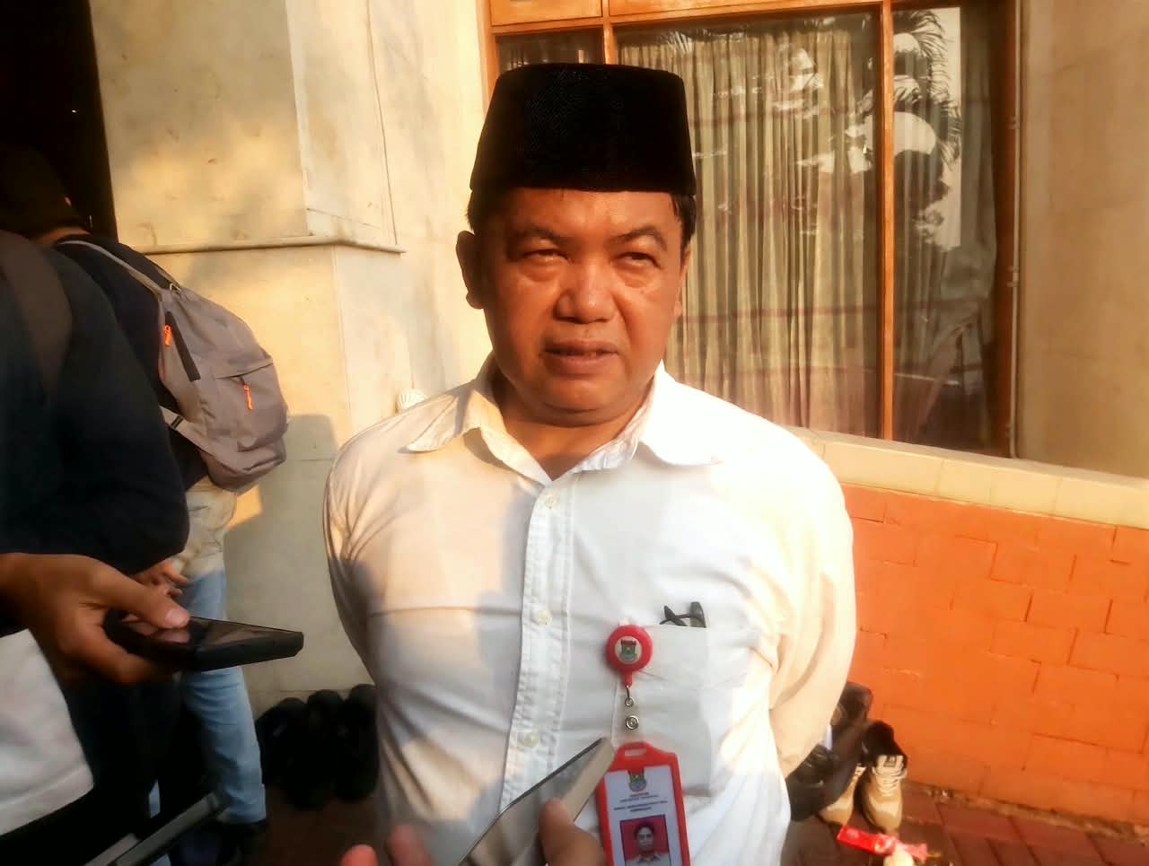 Kepala DLHK Kabupaten Tangerang, Ujat Sudrajat, saat diwawancara terkait progres proyek PSEL Jatiwaringin. (fer)