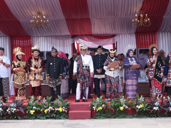 Keberagaman Budaya Warnai HUT ke-394 Kabupaten Tangerang, Bupati Maesyal Rasyid Kenakan Baju Adat Rote