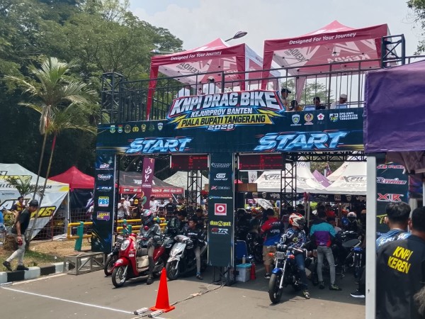 Bergemuruh! Ribuan Penonton Padati KNPI Drag Bike Piala Bupati Tangerang