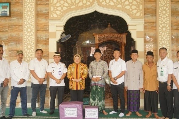 Jelang Haul Ismet Iskandar, Wabup Intan Salurkan Bantuan untuk Masjid di Tigaraksa