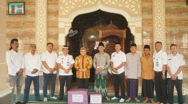 Wakil Bupati Tangerang Intan Nurul Hikmah bersama jajaran dan pengurus Masjid Jami’ Ismatul Hasanah di Kelurahan Tigaraksa, Kecamatan Tigaraksa, Rabu (14/10/2026), usai penyaluran bantuan Alquran, sajadah, dan dana bantuan untuk mendukung kegiatan ibadah masyarakat.