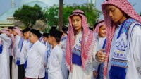 Para santri mengikuti upacara peringatan Hari Santri Nasional 2026 di Kota Tangerang. Santri didorong untuk terus meningkatkan kompetensi, beradaptasi dengan perkembangan teknologi, dan menjaga nilai-nilai agama sebagai bekal menyongsong Indonesia Emas.