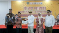 Wakil Gubernur Banten Achmad Dimyati Natakusumah bersama panitia dalam kegiatan Turnamen Catur Piala Rektor UIN Sultan Maulana Hasanuddin Banten, yang diikuti 54 pelajar dari berbagai wilayah di Banten.