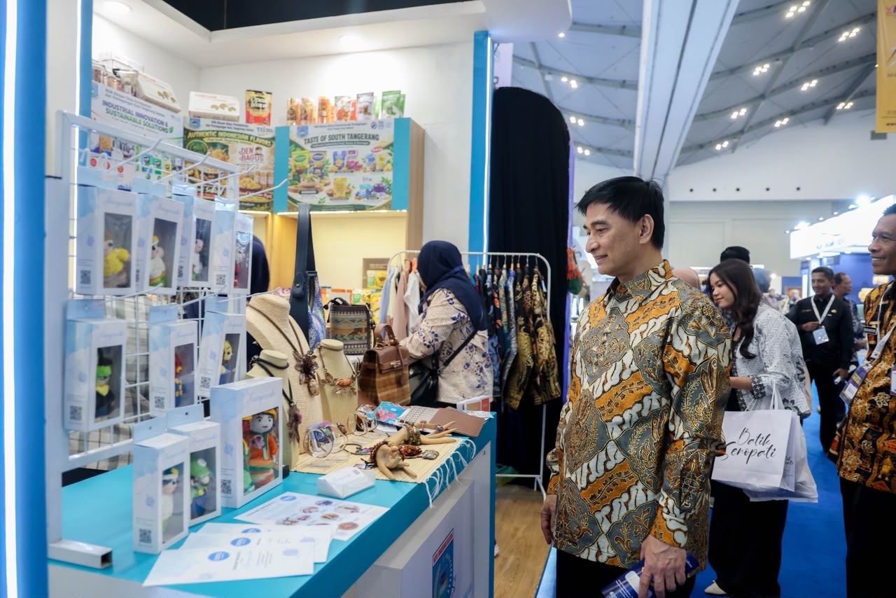 Wakil Gubernur Banten Achmad Dimyati Natakusumah meninjau stan produk unggulan UMKM dalam Trade Expo Indonesia (TEI) 2026 di ICE BSD, Kabupaten Tangerang, Rabu (14/10/2026). Pemprov Banten mendorong pelaku UMKM memperluas pasar dan meningkatkan daya saing produk hingga ke mancanegara.